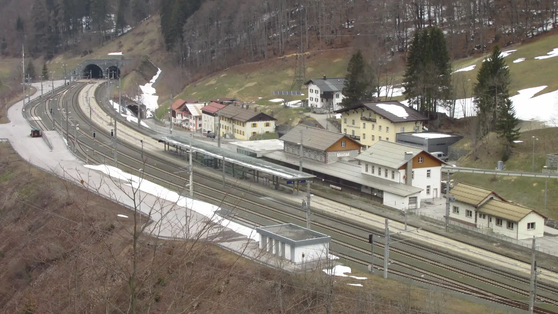 Langen am Arlberg railway station in the snow, with the platforms and the west portal of the Arlberg tunnel