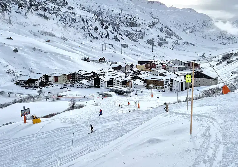 Transfer Flughafen Zürich nach Zürs am Arlberg Zürs am Arlberg im Winter, Ziel der privaten Transfers von Alpinum Taxi ab Flughafen Zürich